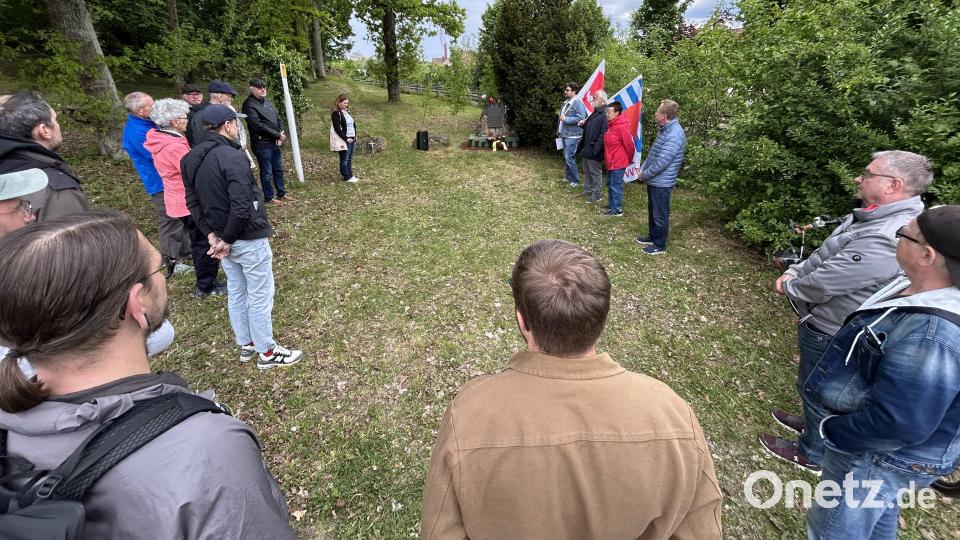 Gedenken zum &quot;Tag der Befreiung&quot; am Gedenkstein für die sowjetischen Zwangsarbeiter an der Schillerstraße in Sulzbach-Rosenberg. Bild: Andreas Royer