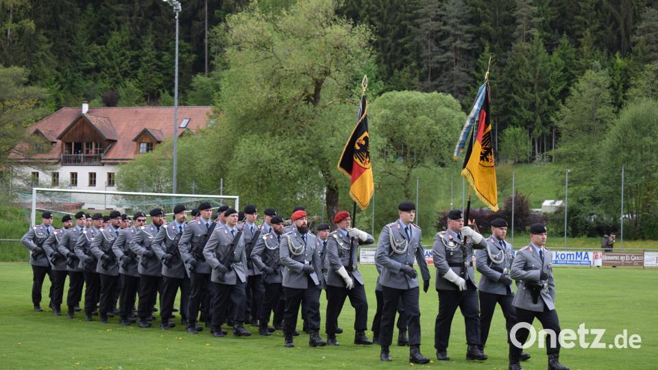 Die Truppenfahnen und die Ehrenformation beim Einmarsch zum feierlichen Gelöbnis Bild: bnr
