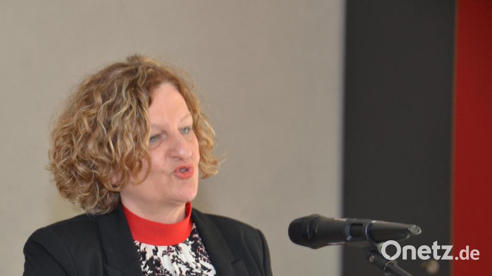 Schulamtsdirektorin Margit Walter überbrachte die Glückwünsche des Staatlichen Schulamts Neustadt/WN-Weiden und verteilte viel Lob. Bild: dob