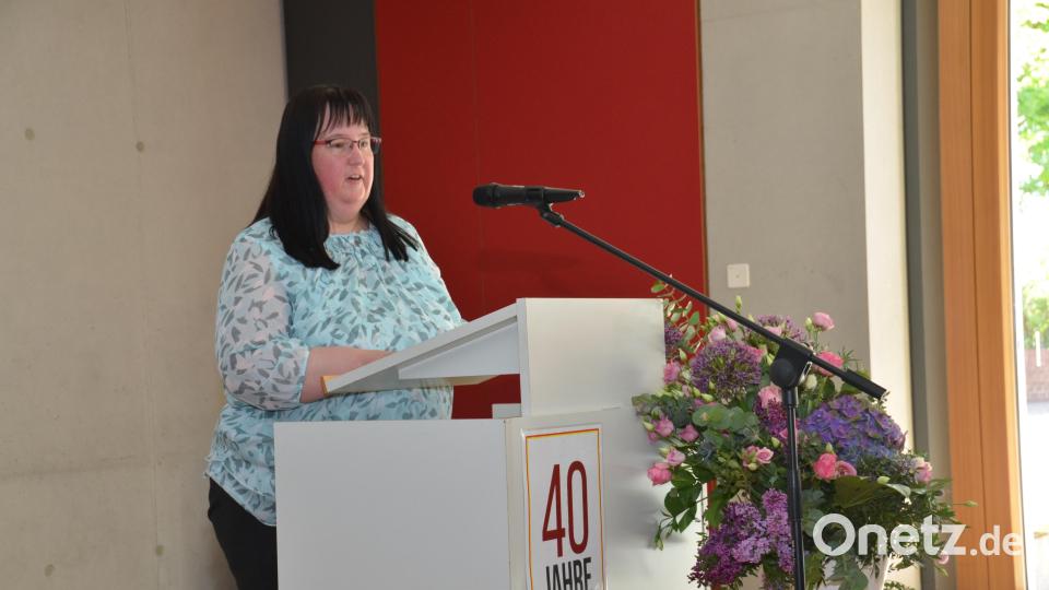 Elternsprecherin Kerstin Wallmeyer verglich die Schule mit einem bunten riesengroßen Regenbogen, in dem die Vielfalt der Farben aufleuchten und ein harmonisches Bild ergeben. Bild: dob