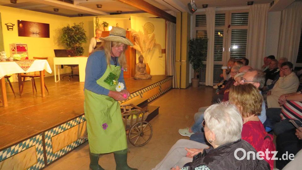 Lieferant Biobauer Buschmann verteilt Gemüse an die Zuschauer Bild: adj