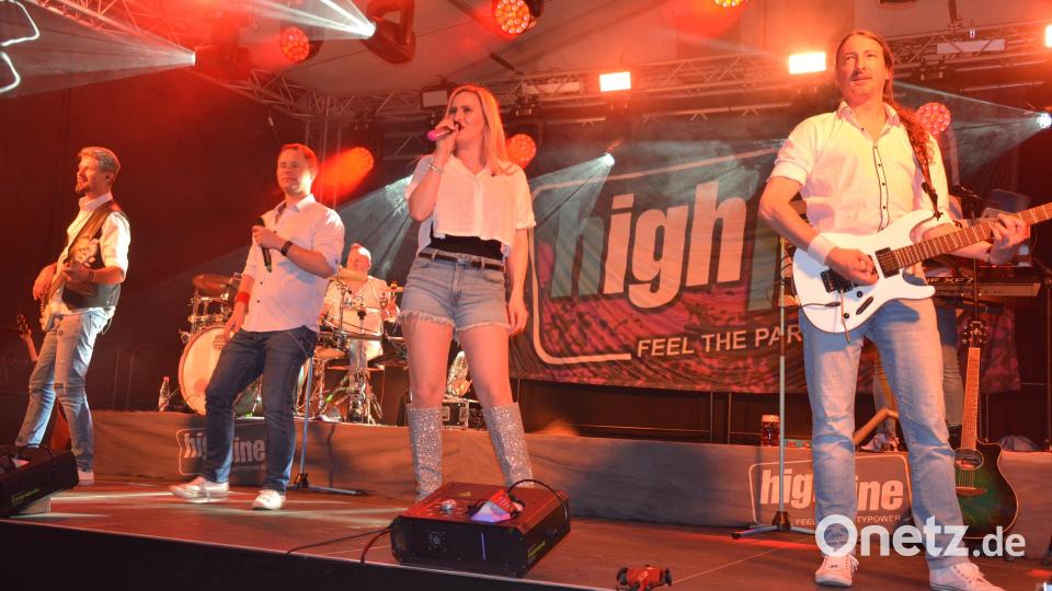 Die Partyband „Highline“ begeistert im Festzelt in Griesbach ihr Publikum. Bild: jr