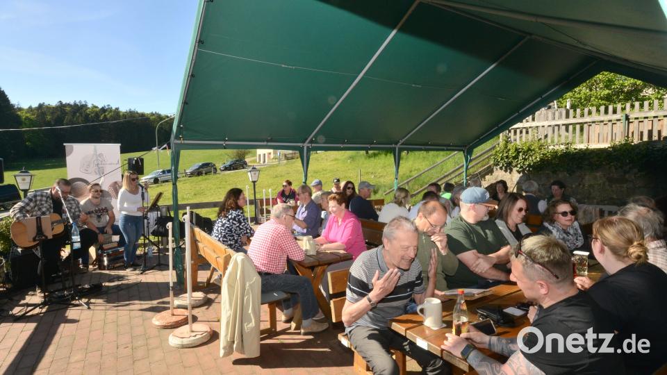 Beim Open-Air der Gruppe &quot;Saitenwind&quot; in Gehenhammer finden Musik und Brotzeit gut zusammen. Bild: bey