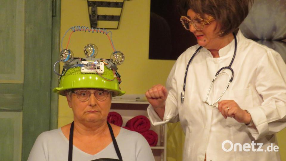 Dr. Cäcilia Obertal setzt den Lügendetektor ein. Bild: adj