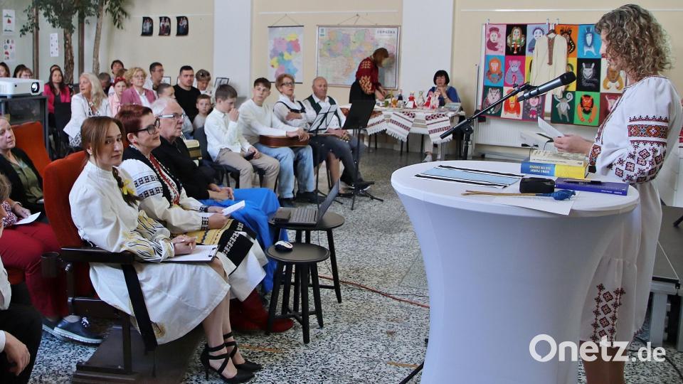 Zahlreiche Besucher finden sich im „Metropol“ ein. Oleksandra Rudnikova (am Pult) führt durch das Programm, das die Kultur und Geschichte der Ukraine beleuchtet. Bild: Dobler