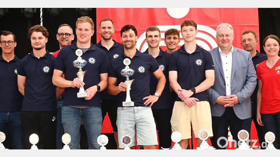 Die Bereitschaftspolizei Sulzbach-Rosenberg sicherte sich beim Landkreislauf Amberg-Sulzbach 2025 den Sieg. Es fehlt Domenika Mayer, die die 8. Etappe für das Team lief. Bild: gf