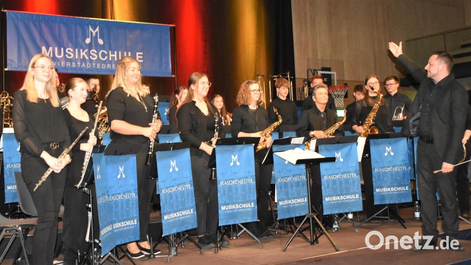 Beim Frühjahrskonzert der Musikschule Vierstädtedreieck brilliert das Blasorchester unter der Leitung von René Bauer. Bild: rgr