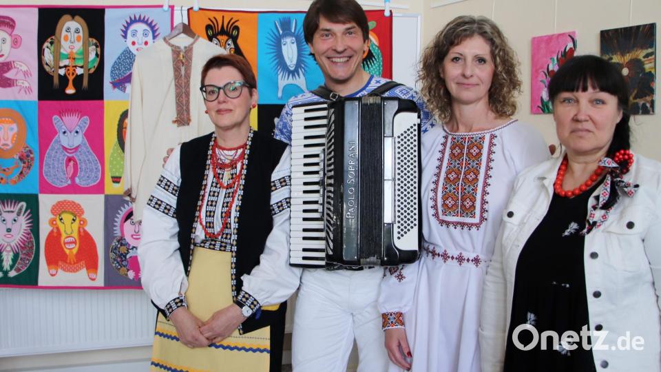 Mit Informationen und Kulturbeiträgen bringt der Verein Neue Heimat Schwandorf und Kreis die Ukraine nahe. Referentin Irina Huber, Akkordeon-Virtuose Igor Kvashevich, Vereinsvorsitzende Oleksandra Rudnikova sowie Sängerin und Pianistin Tatiana Bekirova (von links) gestalten den Vormittag. Bild: Dobler