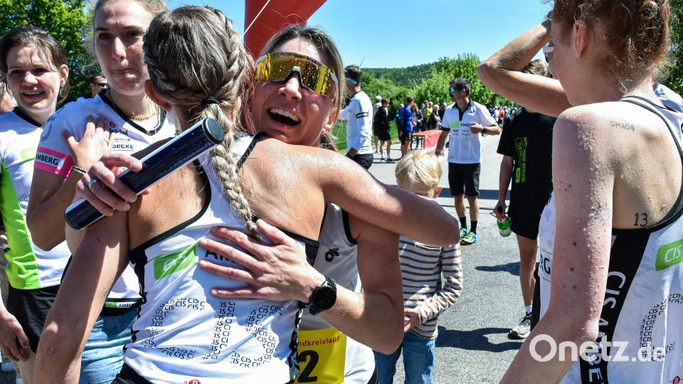 Schlussläuferin Simone Dehling im Ziel. Sie nimmt die Glückwünsche ihrer Kolleginnen überglücklich entgegen. Bild: Stephan Huber