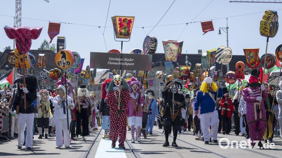Auch Fasnächtler begleiten die Delegationen auf der Parade durch die Stadt. Bild: Georgios Kefalas/KEYSTONE/dpa