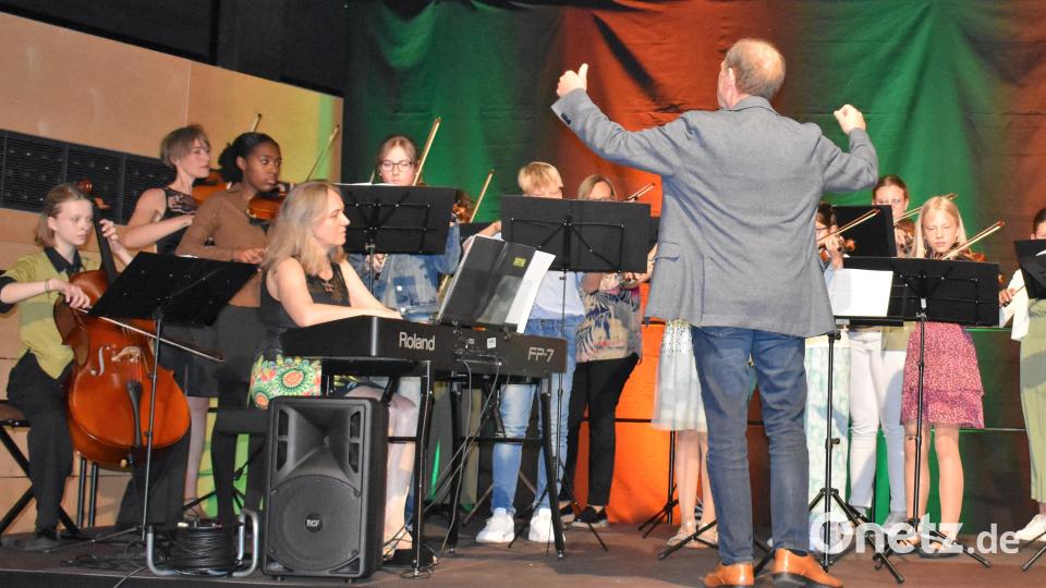 Musikschulleiter Joachim Steppert dirigiert das Streichorchester. Bild: rgr