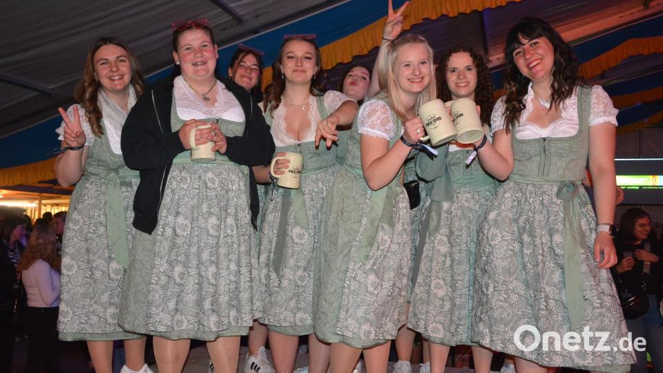 Die Festdamen der Feuerwehr Griesbach feiern am Partyabend kräftig mit. Bild: jr