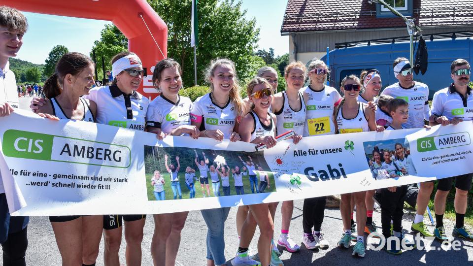 Nach ihrem Sieg beim Landkreislauf Amberg-Sulzbach setzten die Starterinnen vom CIS Amberg ein Zeichen und sendeten eine emotionale Botschaft. Ihre Team-Chefin Gabi Keck war zuvor krankheitsbedingt ausgefallen. Bild: Stephan Huber
