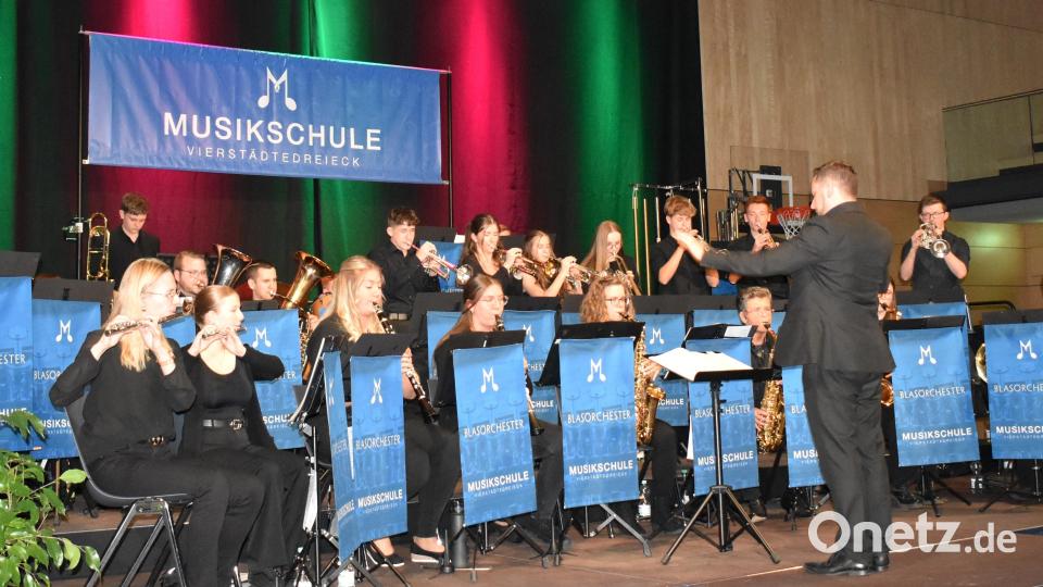 Beim Frühjahrskonzert der Musikschule VierStädtedreieck brilliert das Blasorchester unter der Leitung von René Bauer. Bild: rgr