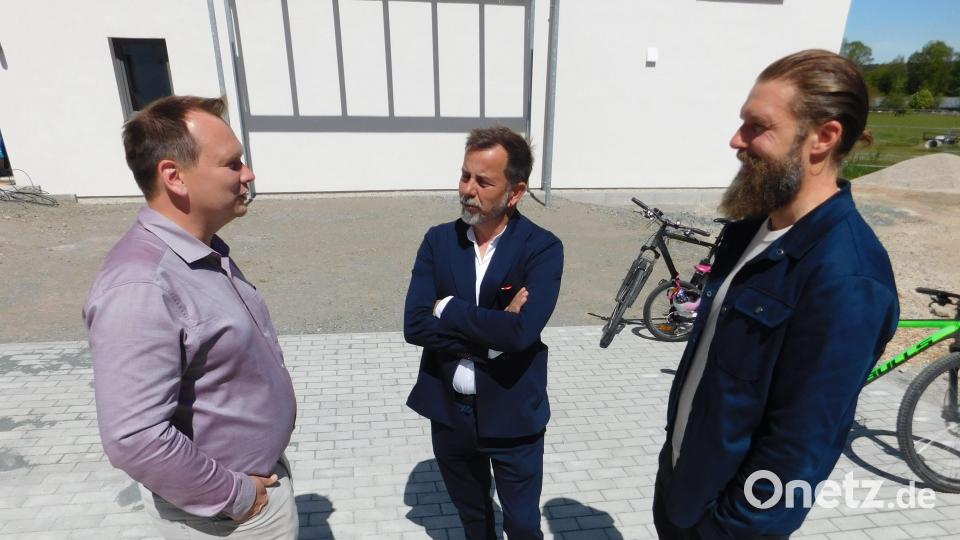 Beim Tag der Städtebauförderung unterhielt sich Bürgermeister Christian Porsch (links) auch mit Stefan Ziegler (rechts). Bild: whü