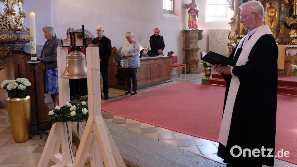 Pfarrer Wilfried Römischer segnet die neue Friedhofsglocke. Bild: Fred Lehner