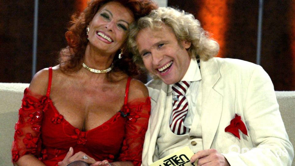 Kuscheln mit Sophia Loren: Thomas Gottschalk hatte samstagabends alle Stars zu Gast. (Archivfoto) Bild: Michael Urban/ddp/POOL/dpa