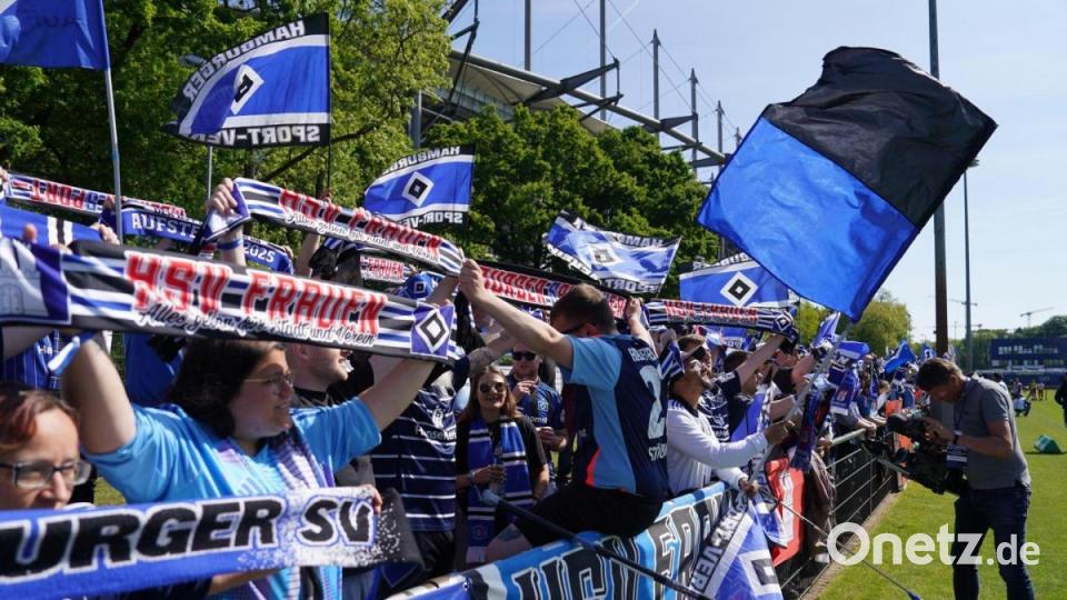 HSV-Fans jubeln vor Spielbeginn ihrer Mannschaft zu. Bild: Marcus Brandt/dpa