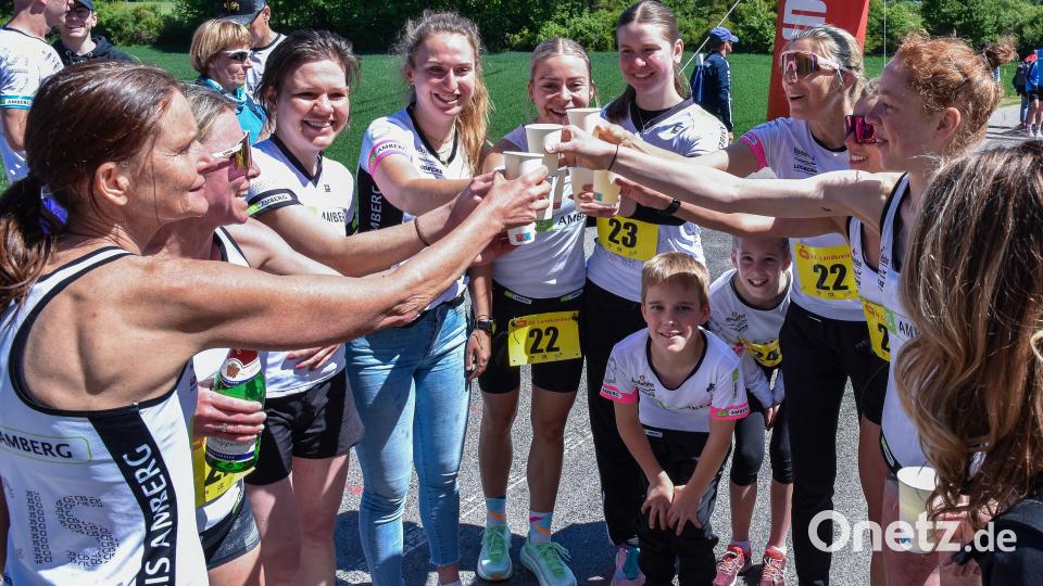 Natürlich gab's nach dem 31. Sieg der CIS-Damen auch jeweils einen Schluck Sekt. Bild: Stephan Huber