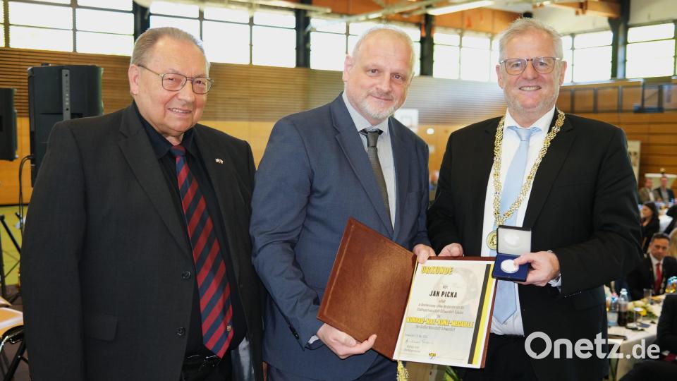Oberbürgermeister Andreas Feller (rechts) verlieh dem langjährigen Bürgermeister der Partnerstadt Sokolov, Jan Picka (Mitte), die Konrad-Max-Kunz-Medaille. Links der Schwandorfer Komitee-Vorsitzende Ernst Schober. Bild: Hirsch