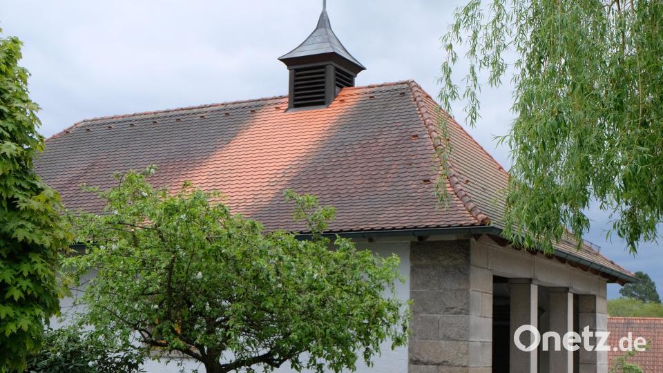 Das im Jahre 1946 errichtete Mesnerhaus in der evangelischen Friedhofanlage hat eine mechanisch betriebene Glocke erhalten. Bild: Fred Lehner
