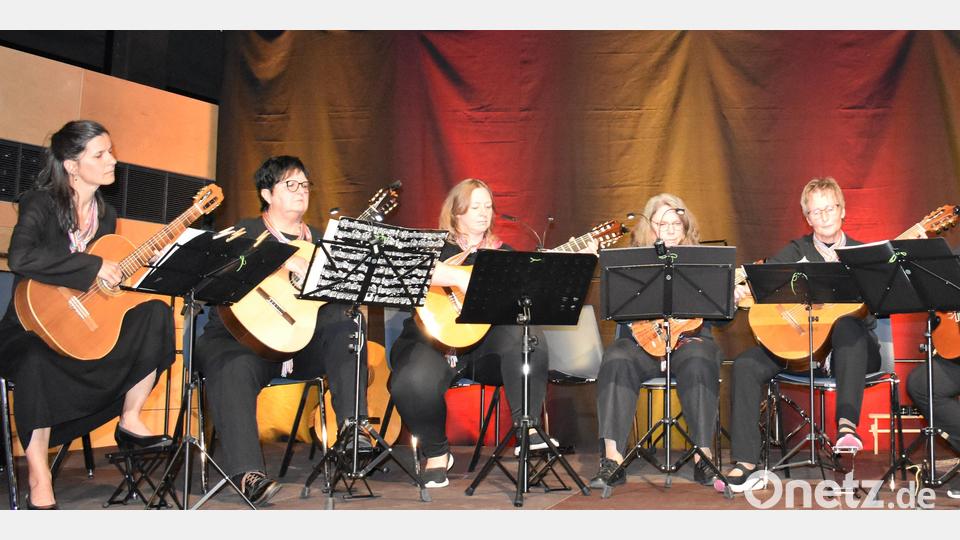 Das Gitarrenensemble bestand aus insgesamt sieben Mitwirkenden. Bild: rgr