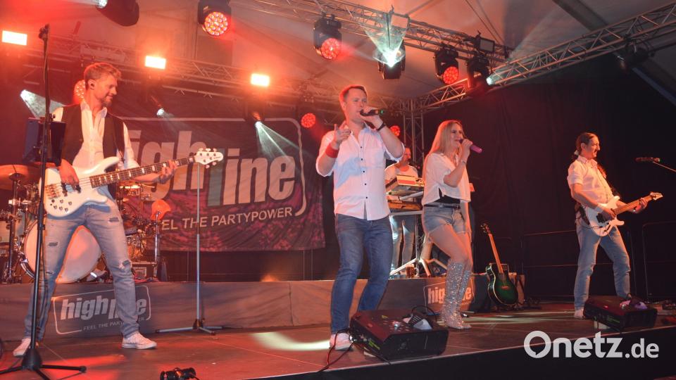 Die Partyband „Highline“ sorgt im Festzelt in Griesbach für Stimmung. Bild: jr