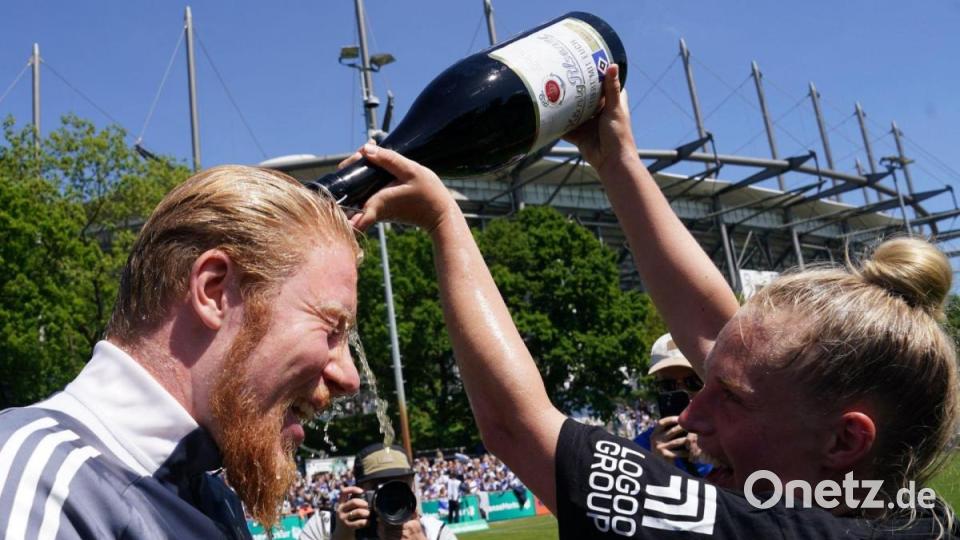 HSV-Trainer Marwin Bolz erhält nach dem Schlusspfiff eine Bierdusche. Bild: Marcus Brandt/dpa