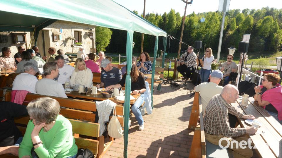 Die Band des sonnigen Frühlingsabends spielt Austropop und Bayerisches. Bild: bey