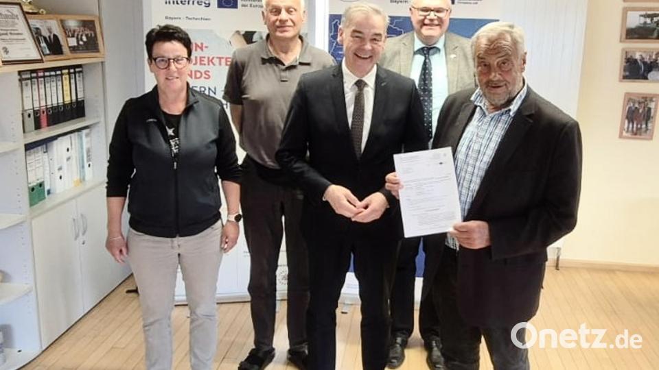 Im Bild von links: Petra Reil, Karl-Heinz Schmidt, Peter Berek, Alexander Dietz und Bürgermeister Josef Beimler. Bild: Simon Schwab