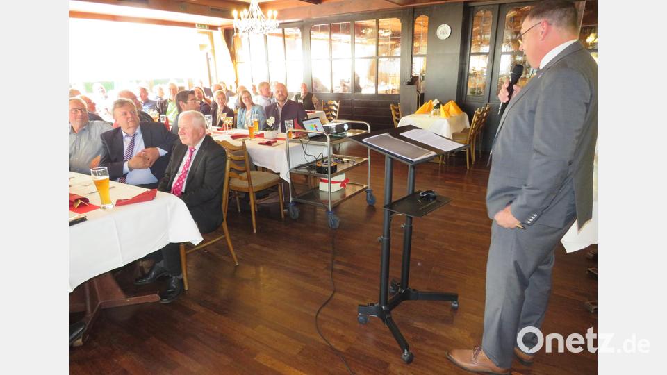 Die Verwaltungsgemeinschaft Neustadt existiert seit mehr als 50 Jahren. Störnsteins Bürgermeister Markus Ludwig hält die Laudatio bei der Jubiläumsfeier im Hotel Igl in Püchersreuth. Bild: adj