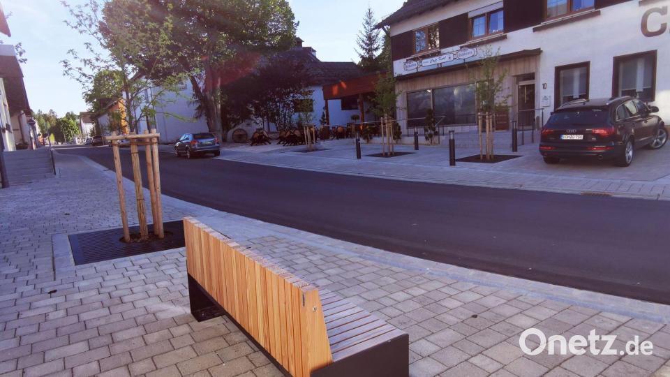 Die Gemeindevertreter und Planer bezeichnen die sanierte Brennerstraße mit den Sitzgelegenheiten und den Amber-Bäumen als &quot;Prachtalle&quot;. Bild: gz