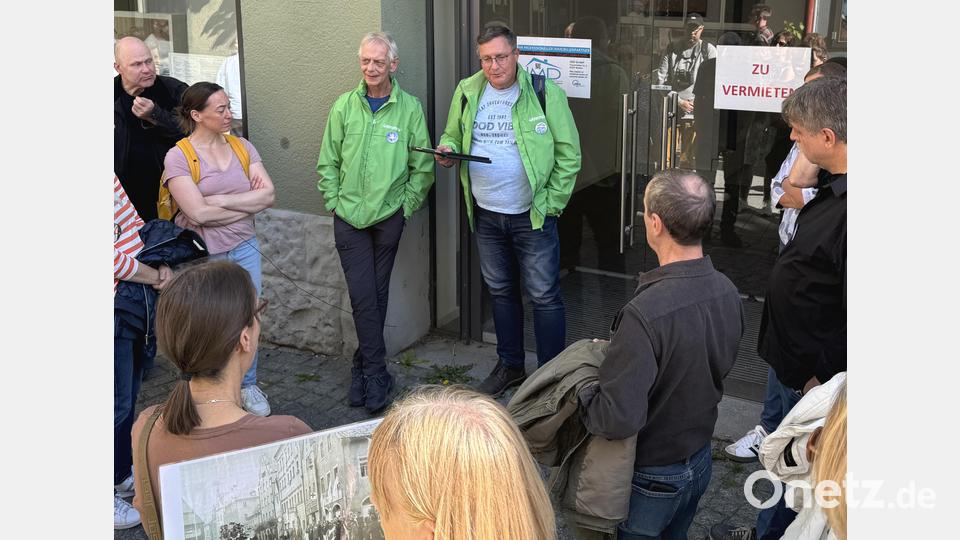 Am Oberen Tor berichtet Günther Sparrer, Öffentlichkeitskoordinator von Greenpeace Weiden, wie die Weidener Bevölkerung das Ende des Krieges am 22. April 1945 erlebte. Bild: mgo