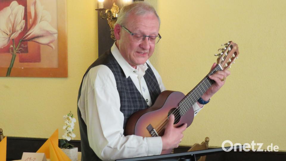 Raymund Krey gratuliert bei der Jubiläumsfeier der Verwaltungsgemeinschaft Neustadt musikalisch. Bild: adj