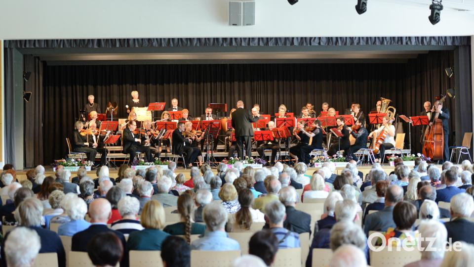 Das Salonorchester Neustadt hatte am Sonntag zum Muttertagskonzert &quot;Wien bleibt Wien&quot; in die Neustädter Stadthalle eingeladen. Bild: bey