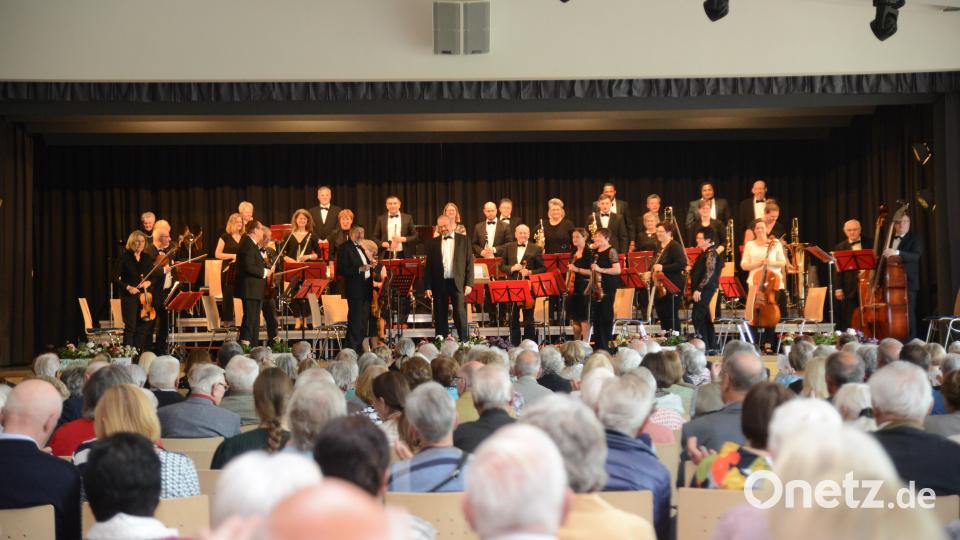 Das Salonorchester mit seinem Dirigenten Nicolaus Dick dankt den Gästen für den stürmischen Beifall. Bild: bey