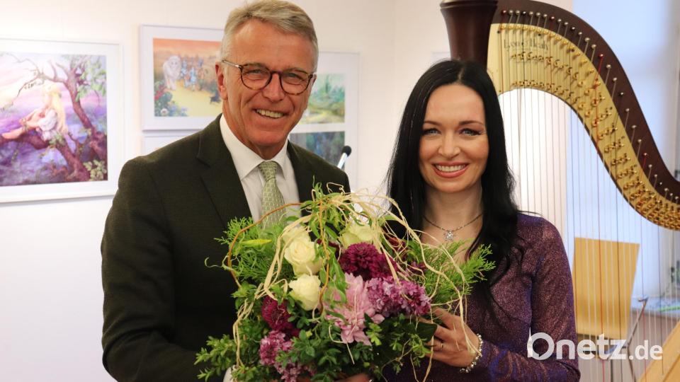 Bürgermeister Franz Stahl begrüßte Ana Grigorjev mit einem Blumenstrauß. Bild: Mirko Streich