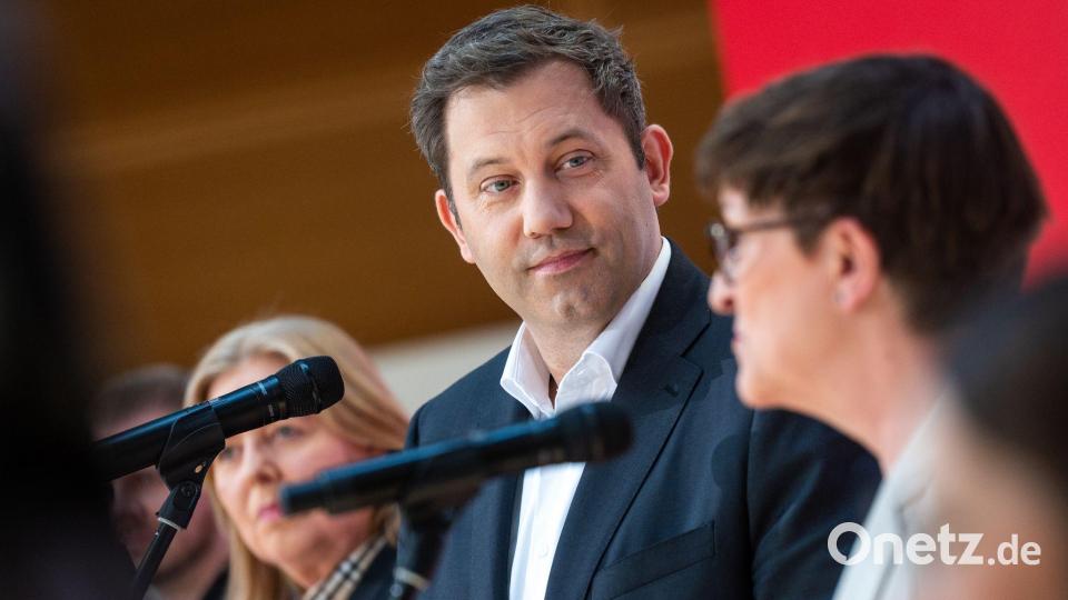 Lars Klingbeil dankt Saskia Esken für die Zusammenarbeit. Bild: Christophe Gateau/dpa