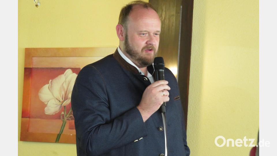 Landrat Andreas Meier gratuliert und bricht eine Lanze für die kommunale Selbstverwaltung. Bild: adj