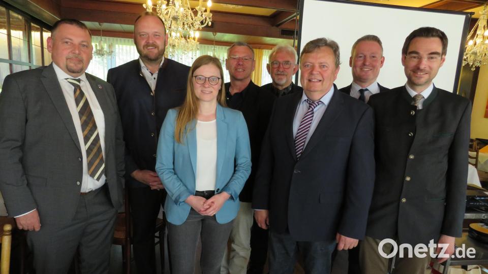 Vor mehr als 50 Jahren gründet sich die Verwaltungsgemeinschaft Neustadt. Mit zweijähriger Verspätung wird das Jubiläum im Beisein zahlreicher Ehrengäste im Hotel Igl in Püchersreuth gefeiert. Von links: Bürgermeister Markus Ludwig (Störnstein), Landrat Andreas Meier, MdL Nicole Bäumler, Bürgermeister Reinhard Sollfrank (Parkstein), Rudolf Schopper (Püchersreuth), Gerhard Kellner (Kirchendemenreuth), Johannes Kett (Theisseil), MdL Stephan Oetzinger. Bild: adj