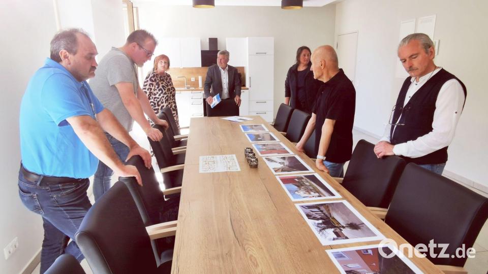 Dipl.-Ing. Rainer Rubenbauer (rechts) verglich anhand von Bildern und bei einer Begehung das Straßenbauprojekt Brennerstraße. Bild: gz