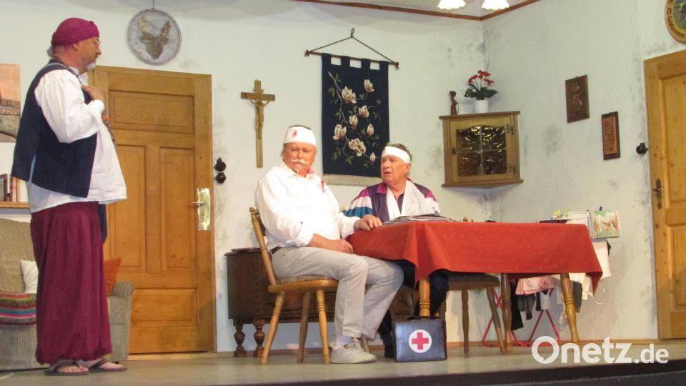Der eingebildete Kranke Alfred (Alfons Lebegern, rechts) sucht Hilfe beim Landarzt (Heribert Ficker, Mitte) der bekommt Konkurrenz von Wunderheiler Olaf (Manfred Kraus). Bild: sei