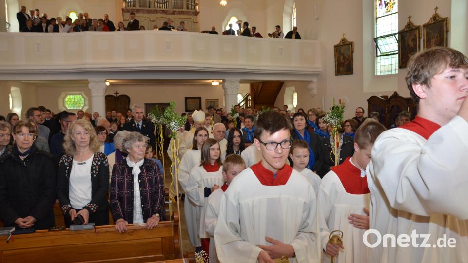 Beim feierlichen Einzug in die grundlegend renovierte Pfarrkirche St. Erhard. Bild: dob