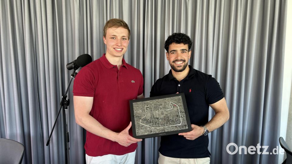 Björn Oeder und Tarek Saleh mit einem 3D-Druck. Bild: Christoph Fuchs, Wirtschaftsförderung Amberg