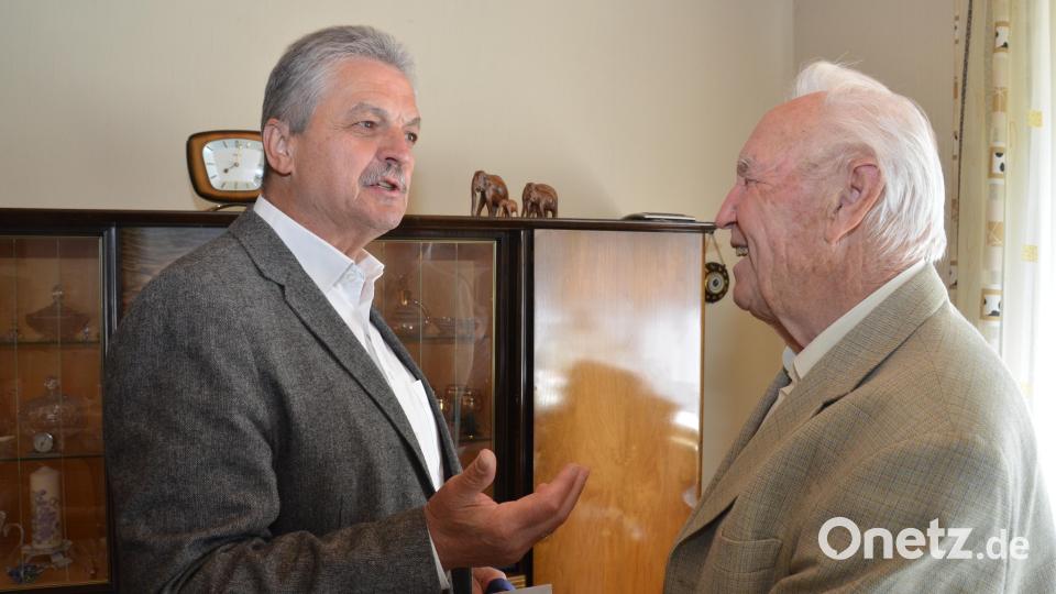 Max Stubenrauch durfte Bürgermeister Andreas Wutzlhofer während seiner Amtszeit am öftesten gratulieren. Sein hohes Alter von 95 Jahren macht dies möglich. Bild: dob