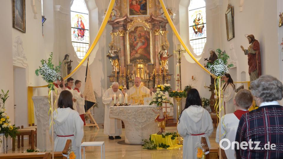 Dankbar feierten die Roggensteiner mit Weihbischof Reinhard Pappenberger und Pfarrer Gerhard Schmidt einen Festgottesdienst zum Abschluss der Renovierungsarbeiten. Bild: dob