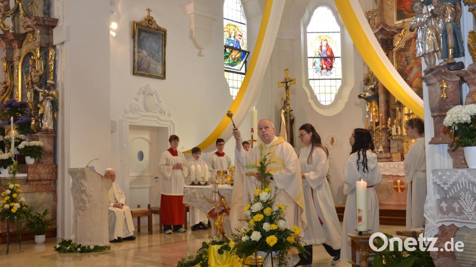 Mit Weihwasser besprengte Weihbischof Reinhard Pappenberger die renovierte Kirche, aber vor allem die Menschen die dort ein- und ausgehen. Bild: dob