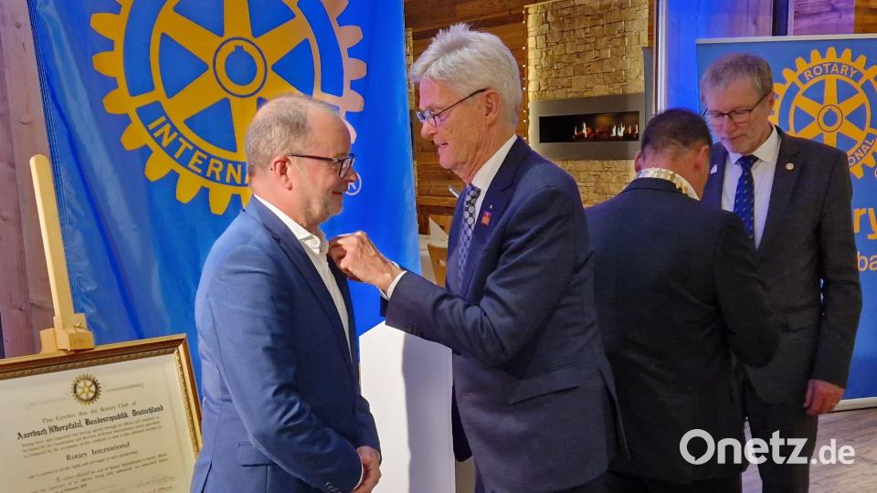 Die Paul-Harris-Fellow-Auszeichnung geht hier an Eberhard Wenge (links). Bild: lei