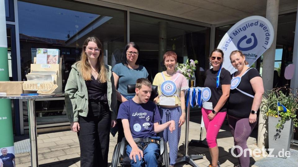 Von links: die Vorsitzende des Vereins Happynest, Eva Wuttke; die Projektgruppe der Lebenshilfe Kreisvereinigung Tirschenreuth e.V., darunter die Leiterin Jessica Weck sowie die Projektmitarbeiterinnen Sabine Scheidler und Sandra Tischlinger. Bild: Sabine Scheidler