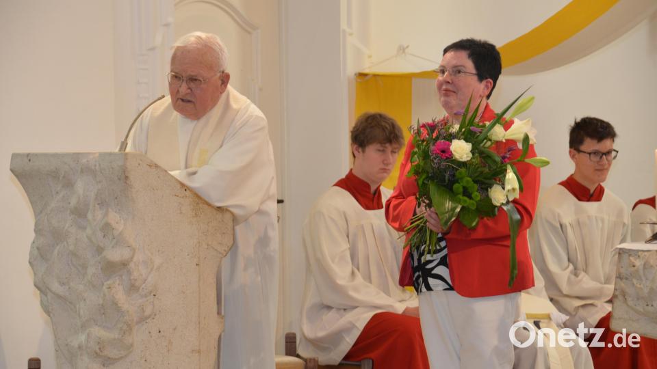 Pfarrer Gerhard Schmidt renovierte die Kirche St. Erhard nun zum weiten Mal während seiner Amtszeit, die heuer im August endet. Er dankte unter vielen anderen auch Mesnerin Monika Krug. Bild: dob